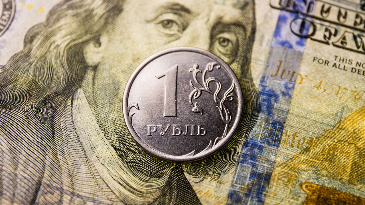 Jak śledzić kurs rubla i reagować?
