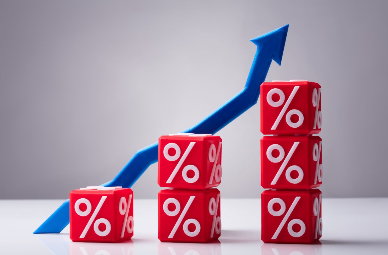 Dlaczego stopy procentowe rosną lub spadają