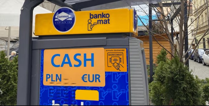 Jak wypłacić euro z bankomatu