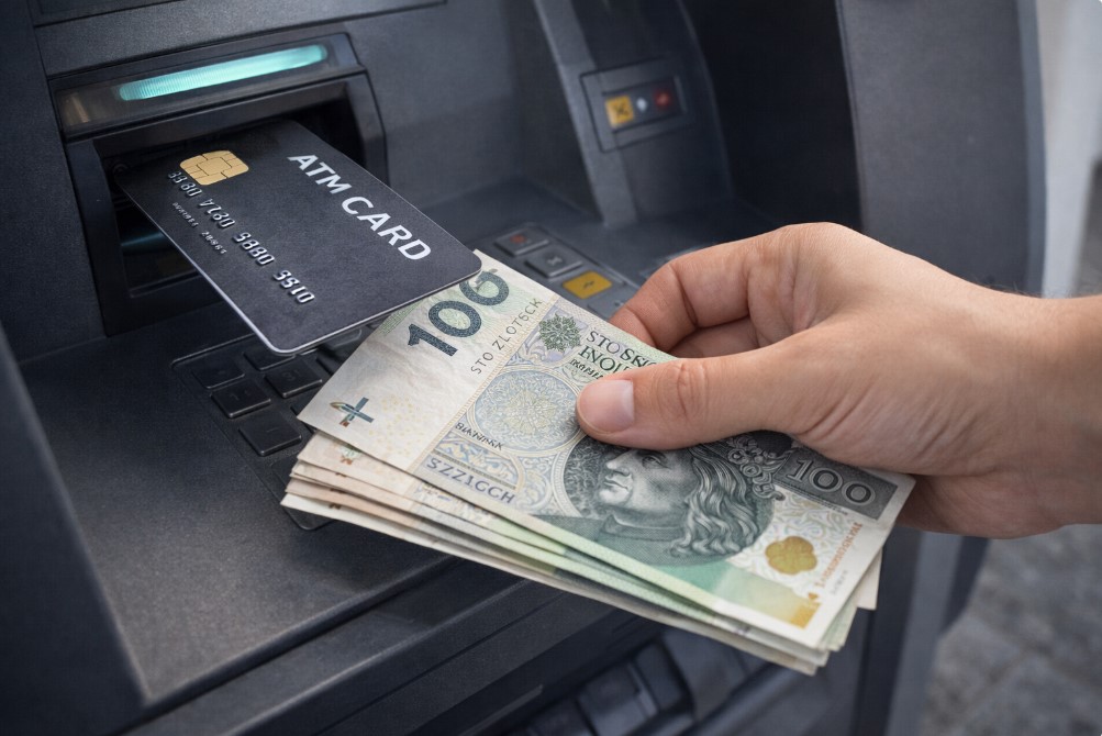 Jak działa karta bankomatowa